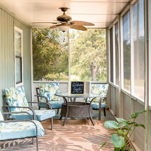 Hadley's House - A Country 3 Bdrm with Screened-In Porch, hotel in New Braunfels