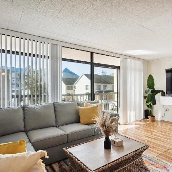 Fun & Comfy Beachside Getaway ~ King Bed ~ Balcony, hotel in Ocean City