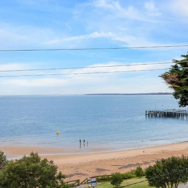 Beachfront Bliss - shared indoor pool & spa, hotel a Cowes