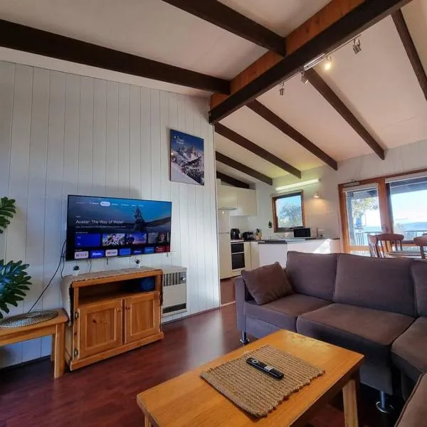 The Hideout - Lake Views & Balcony w BBQ I Central Location I Wi-Fi I Smart TV, hotel v destinaci Jindabyne