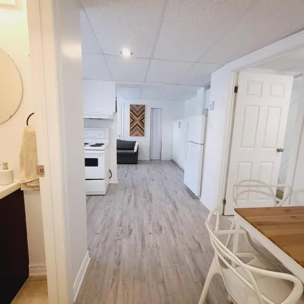 Cozy 1BR in Vieux-Longueuil +parking 14min Downtown, hotel v destinaci Longueuil