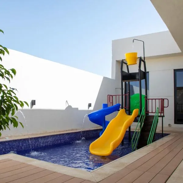 المرفأ 2 شاليه مع مسبح والعاب مائية وغرف نوم فاخرة, viešbutis mieste Khalij Salman