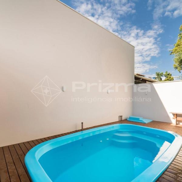 Excelente duplex geminado na Praia de Mariscal.