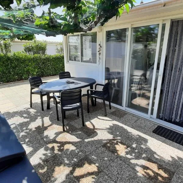 Bungalow tout confort avec accès direct à la plage, hotel in Gruissan