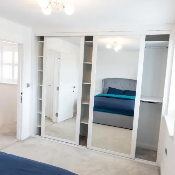 Private room in a new build، فندق في Heanor