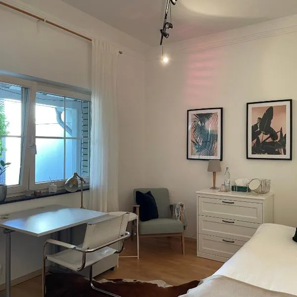 Privates Zimmer in einem gepflegten Bungalow, ξενοδοχείο σε Neuss