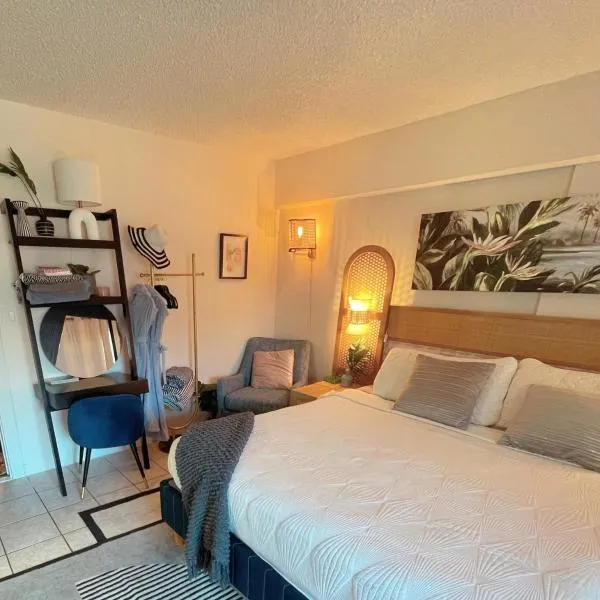 Seashore Waikiki studio 1 block from a beach No Resort Fees, hotel v Honolulu