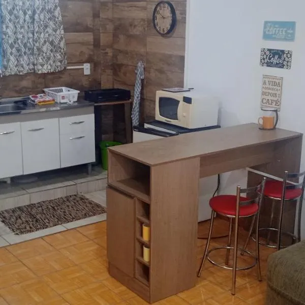 Kitnet Mobiliada no centro de São Leopoldo., hotel in São Leopoldo