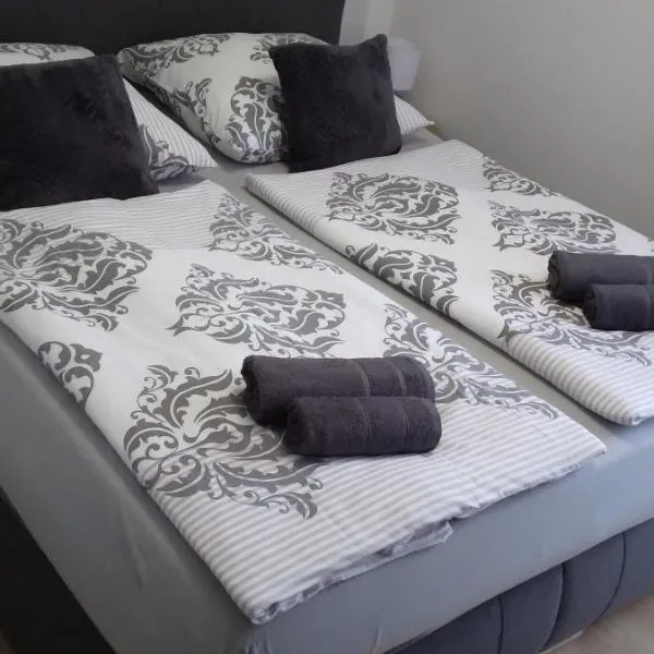 Ferienwohnung mit Balkon, hotel v destinaci Schwandorf in Bayern