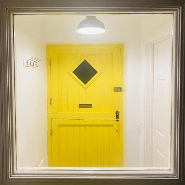 Yellow door cottage, hotel in Moville