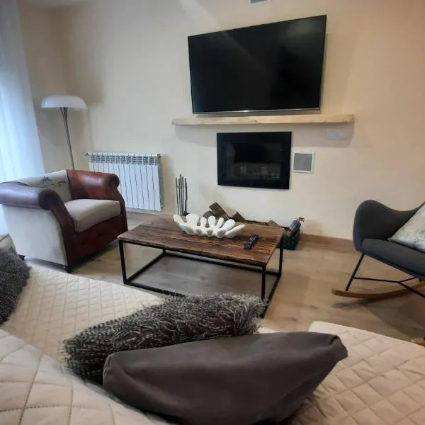 Dúplex Terraza Golf 3 Dormitorios 2 Baños, khách sạn ở Sabiñánigo