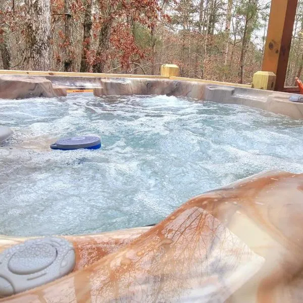 Relax & Unwind Hot-Tub 6 seater, Fire-Pit, Master King Bed, Near Wineries, Resort Amenities, hotel v destinaci Roundtop