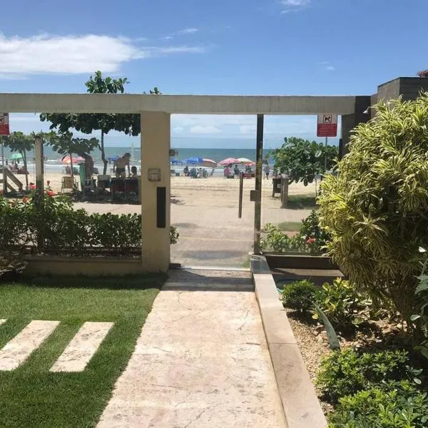 Apto com ótima localização, centro de Meia Praia, hotel in Itapema