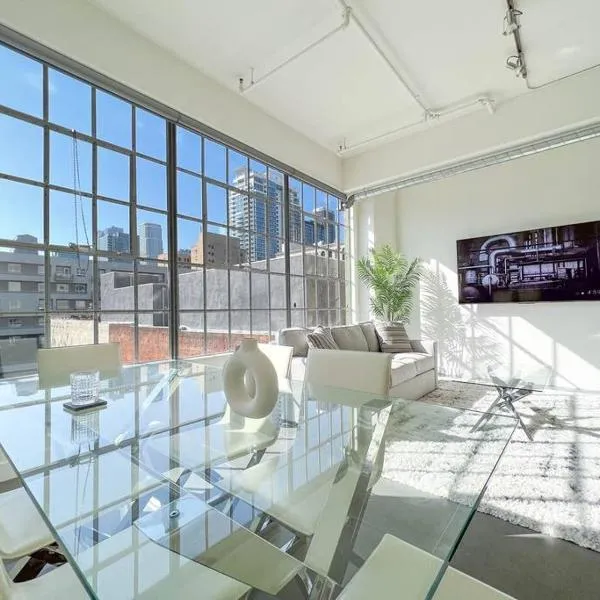 Modern Loft in DTLA - Rooftop Pool & Free Parking!, hotel i Los Angeles