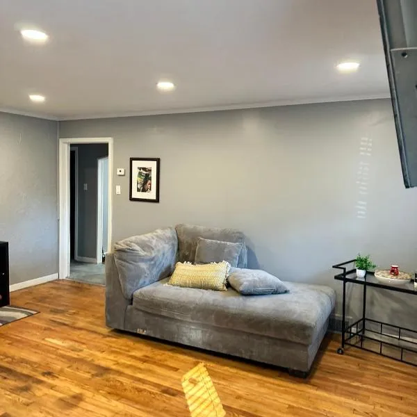 Charming historic Rosedale Park neighborhood house minutes from downtown, hotel v destinaci Detroit