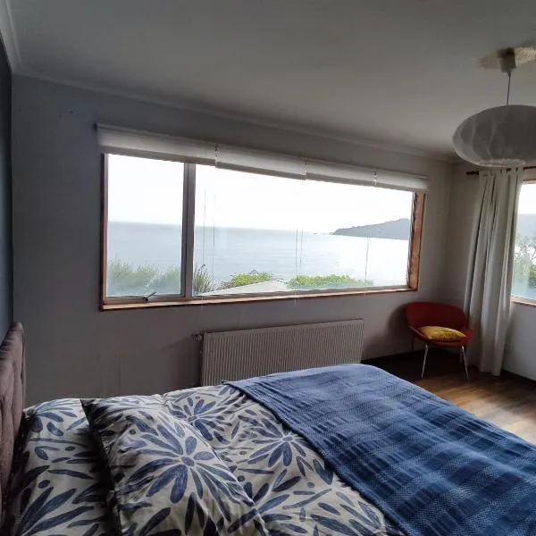 BuenaVida Hostel, Habitación amplia con baño en suite y vista al mar, hôtel à Puerto Corral