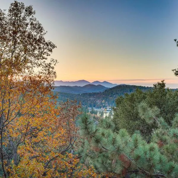 Crestline Cabin: Mountain Views & Fire Pit!, hotell i Crestline