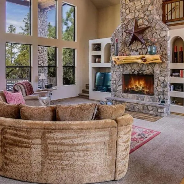 Torreon Family Cabin, Large Decks & Open Floorplan, hotel din Show Low