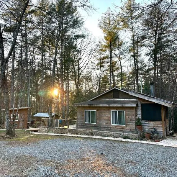Beautiful & peaceful cabin w/ deck garden & fire-pit, hotel v destinaci Murphy