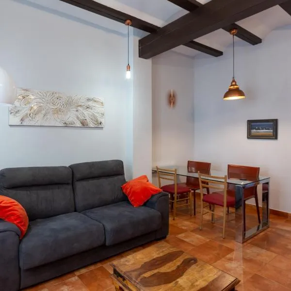 Cozy apartment near the center, Torres de Serrano, hotel di Valencia