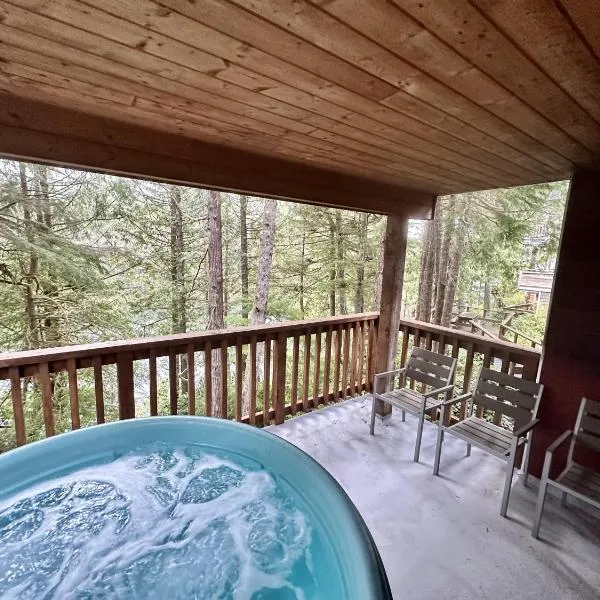 Cozy 2 Bedroom Waterfront Cottage With Hot Tub!, hotel v destinaci Ucluelet