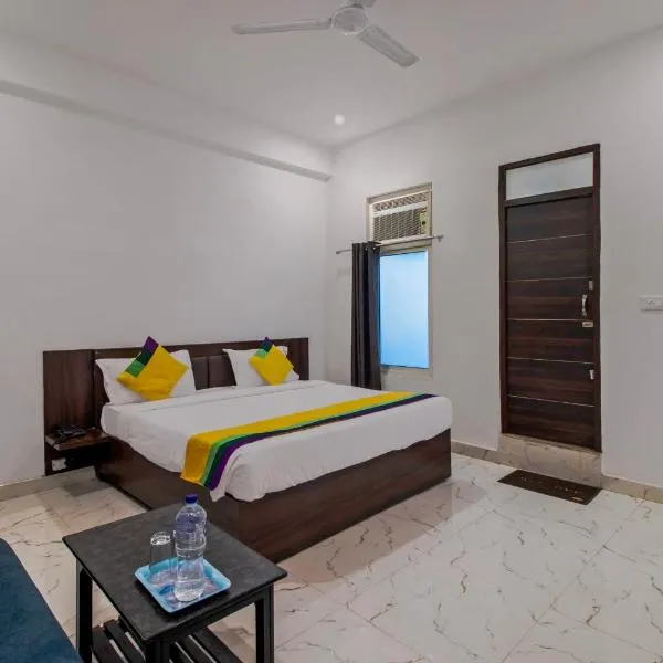 Itsy By Treebo - Om Pushp Residency, hotel in Farah