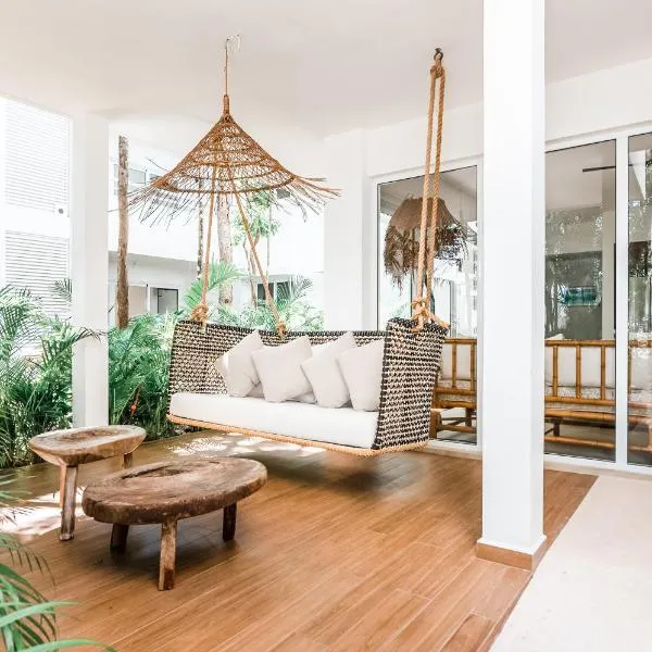 Charming Boho entire condo w Patio Swing, hotel in Tulum
