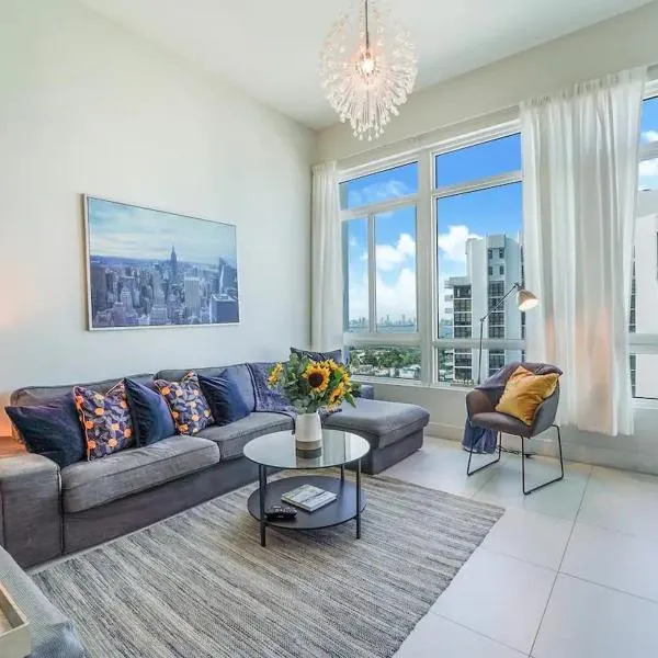 Castle Ph11 Penthouse with Balcony, Free Parking, Pool, Tennis, Beach Access, hotel in Miami Beach