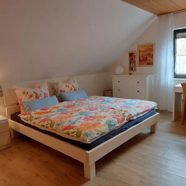 Große, helle Wohnung mit sonnigem Balkon, hotel v destinaci Mechernich