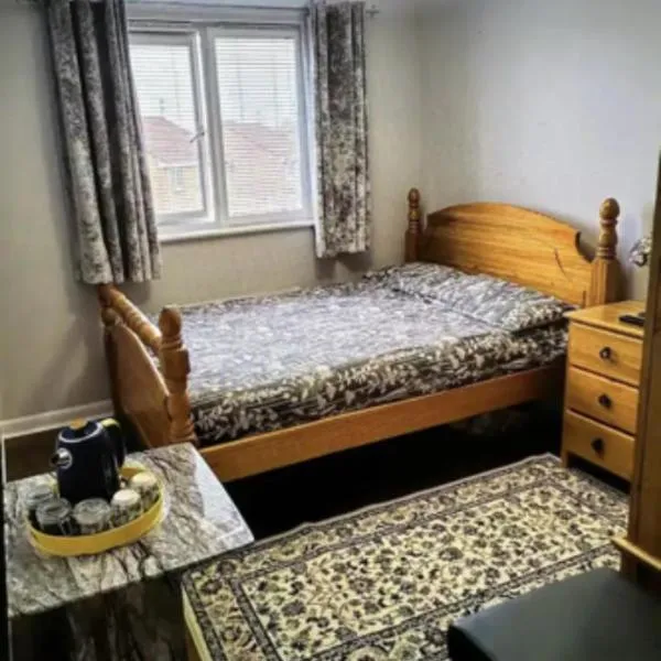 Deluxe Double Bed With Private Mordern Shower & Smart TV, hotel in Clydebank