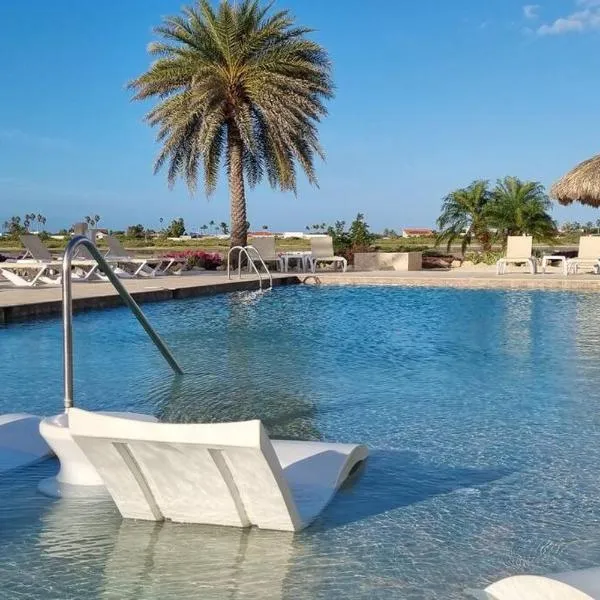 3 minutes from best beaches in Aruba! Luxury Tropical Townhouse at Gold Coast Aruba, hotel en Palm-Eagle Beach