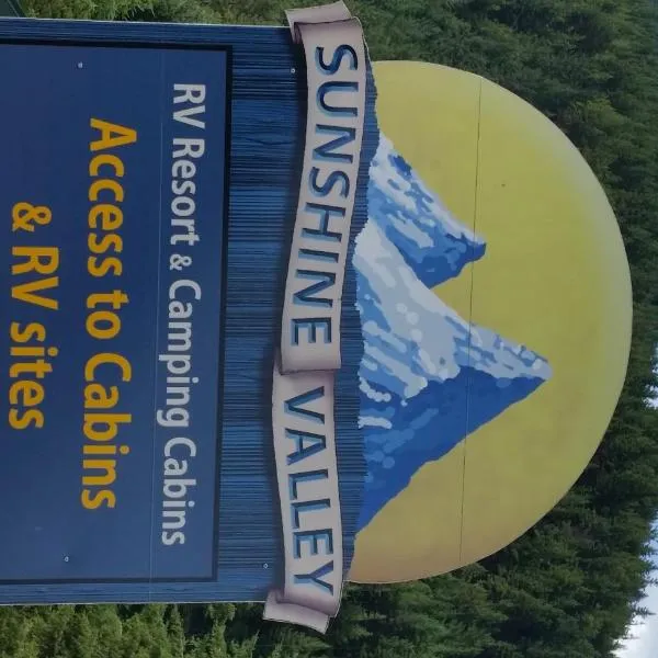 Sunshine Valley RV Resort and Cabins، فندق في Sunshine Valley