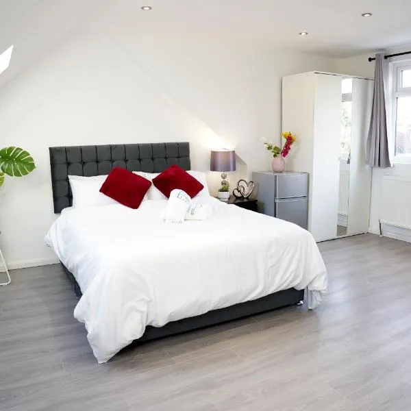32GC Dreams Unlimited - Heathrow Studio Flat w free on-street parking, hotel in Staines upon Thames