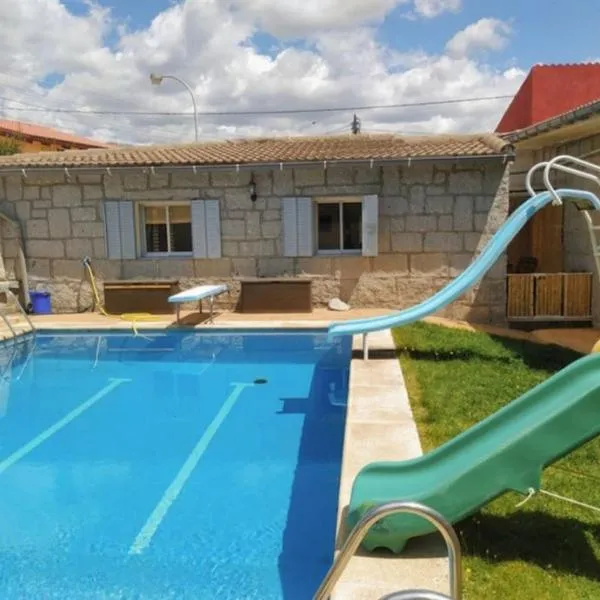 Acogedora casita/ loft de piedra con piscina, hotel Becerril de la Sierrában