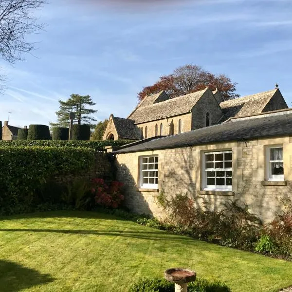 The Old Post Office Studio Apartment in a Beautiful Cotswold Village, hotel v destinaci Cirencester