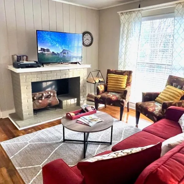 KING BED Family Friendly Cottage - Walk to Zoo & Waterpark - Near Downtown & Midtown, hotel in McLaurin