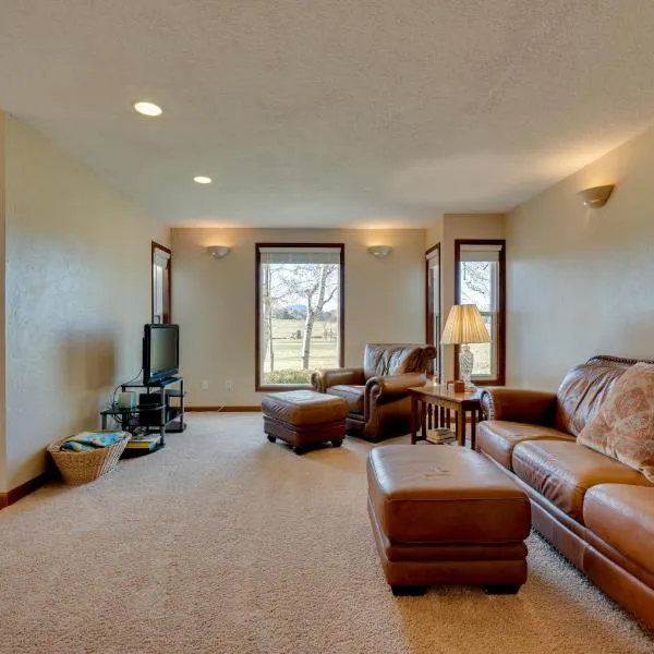 Loveland Townhome Walkable to Lake and Park!, hotel v destinaci Loveland