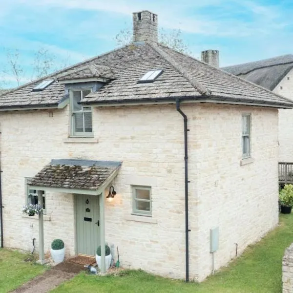 Badgers Lodge MV37 Lakeside Spa Property, hotel din Somerford Keynes