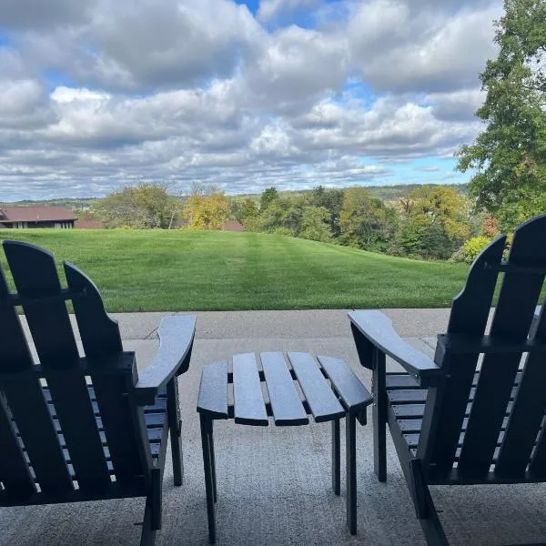 Newly Updated Modern, Spacious, and Cozy Condo- Right on the Lake!, ξενοδοχείο σε Lake Geneva