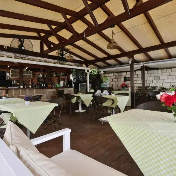 Bella Vista Hotel Studios & Apartments, hotel in Parga