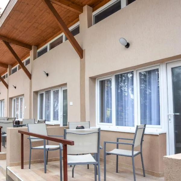 Lakeside Apartmanház Soltvadkert, hotel v destinaci Soltvadkert