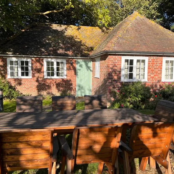 Green Cottage in grounds of Grade II* Frognal Farmhouse, מלון בסיטינגבורן