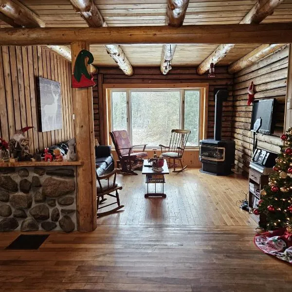 Cozy log cottage, hotel en Nominingue