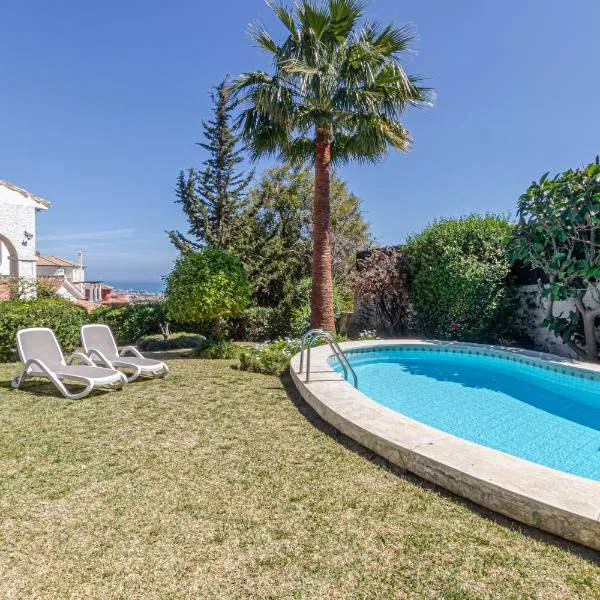 Nice Villa Anna Private Pool Garden Seaview, hotel v destinaci Benalmádena