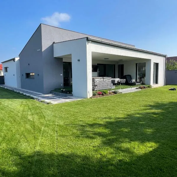 LuxHome by Lake Neusiedl with Jakuzzi, hotel v destinaci Fertőszentmiklós