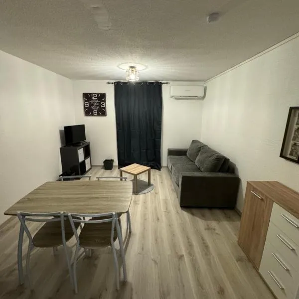 Studio avec terrasse vue sur cousson, hotel em Digne-Les-Bains