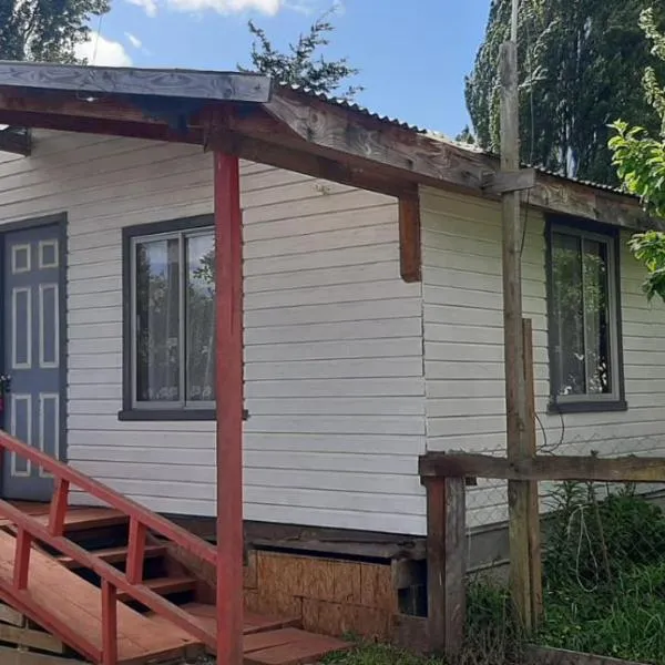 Refugio de Tranquilidad: Cabaña de 2 Dormitorios con WiFi y Estacionamiento Privado en Río Bueno, hotel di Río Bueno