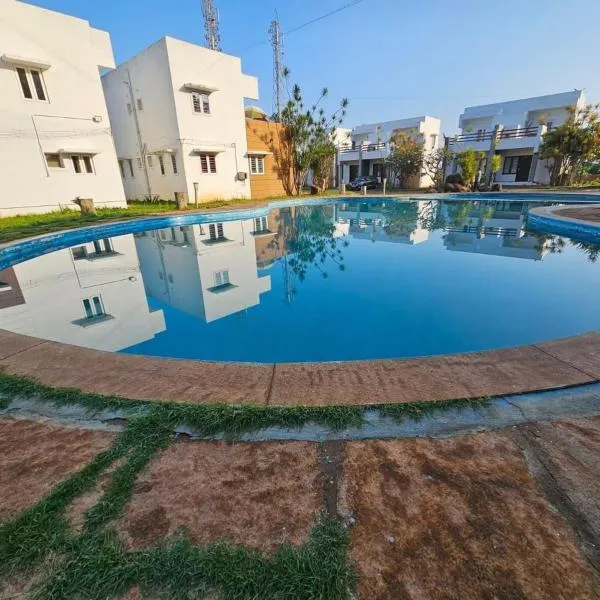 2 BHK Private Villa - Air Conditioned - Free Wifi - Swimming Pool - No Alcohol Zone - Easy Stays Yelagiri, hotel in Yelagiri