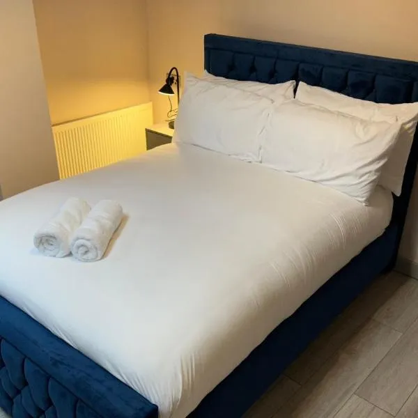 One Bedroom Apartment in Walsall Sleeps 4 FREE WIFI By Villazu, hotel in Bloxwich