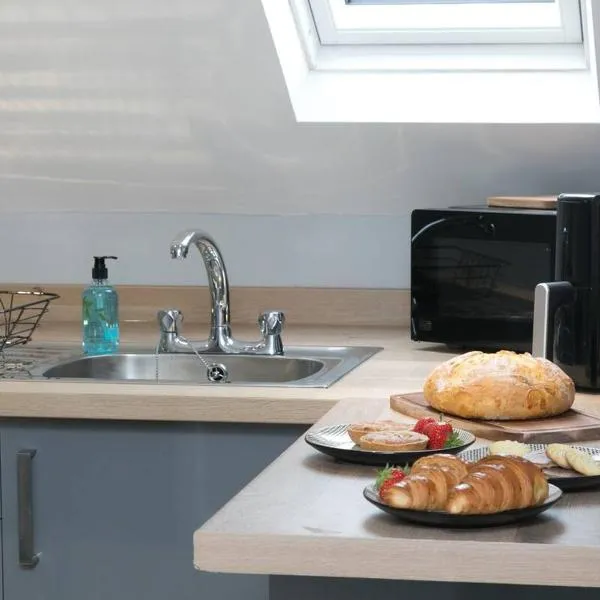 Modern en-suite room in country PubRestaurant 1 with communal kitchen - Pass the Keys, hotel in Llanddona